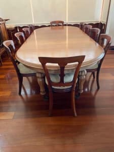 ANTIQUE VICTORIAN MAHOGANY TABLE AND 12 CHAIRS