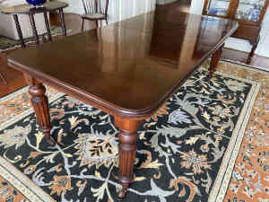 ANTIQUE VICTORIAN MAHOGANY DINING TABLE