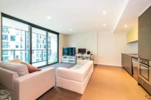 Luxurious One Bedroom Apartment in Docklands for Sale