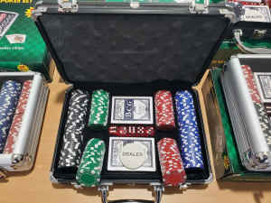 TEXAS HOLD EM -200 PROFESSIONAL CHIPS 13.5G EXTRA HEAVY CHIPS- COMES W