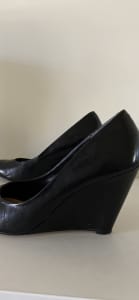 Size 8 1/2 black leather court shoes