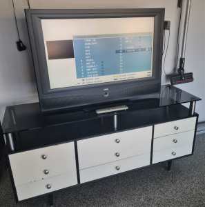 Working TV with remote the Loewe Xelos A37 with a glass top TV stand.