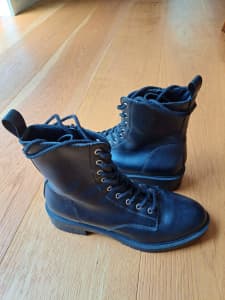 Betts ankle lacer boots black