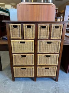 Solid unit with wicker baskets