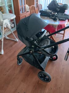 MAXI COSI Baby Pram and Carrier/Car seat