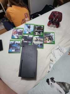 Selling xbox 1 with 2 controlers and 7 games 