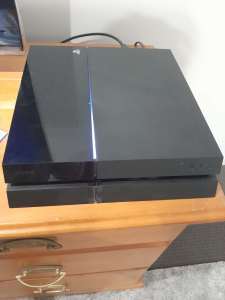PS4 with 8 games 2 controllers and double controller charger