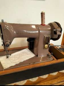 Fabulous old Singer Vintage electric sewing machine! SEWS WELL!