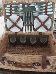 Picnic basket in good condition 