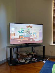 Samsung Smart TV 50 inches with table