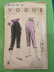 1953 Vintage Vogue sewing pattern 8124: capri pants