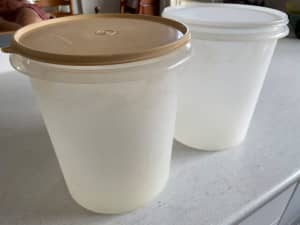 Tupperware containers 