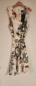Cue botanical print dress Size 6

New with tags.

Brand new.


