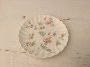 WEDGWOOD: SMALL TRINKET DISH ROSEHIP DESIGN MADE IN ENGLAND.