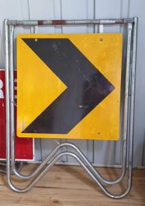 Traffic Arrow Sign With Metal Stand 1000mm high