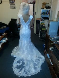 White Wedding dress with head vail size 12-10 