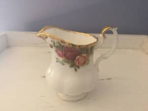 ROYAL ALBERT: OLD COUNTRY ROSES CREAMER - MADE IN ENGLAND