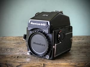 Mamiya 645 1000S body with PD metered finder