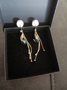 Earrings exquisite gold and diamonte new
