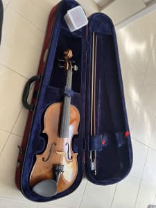 3/4 Stentor Violin, with bow, rosin, carry case and shoulder rest