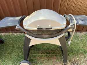 Weber Q2000 BBQ in working condition comes with patio cart 