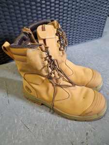 2 x Work boots near New brands are Oliver s9.5 King Gee s 10 @ $100 ea