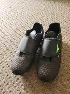Kids Soccer Botts/Shoes Size 3