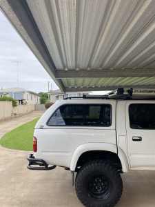 *****2004 Toyota Hilux Canopy