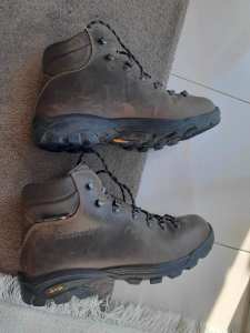 Zamberlan Mens hiking boots size EUR44H USA10