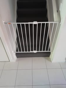 Adjustable wall mounted baby gate