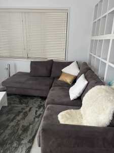 Corner couch and chaise / Brown 