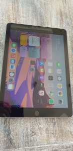 Excellent condition black ipad 5th gen Wifi and Cellular