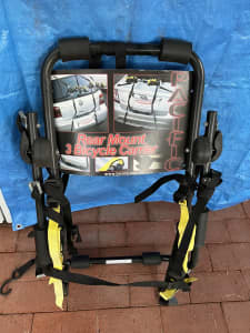 Rear mount 3 bicycle carrier for hatchback