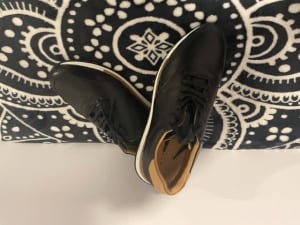 R. M. WILLIAMS. FITZROY BLACK LEATHER SNEAKERS