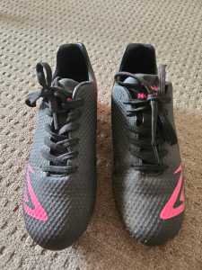 Girls Soccer Shoes/ Boots Size 4