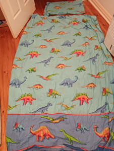 Dinosaur single bed quilt cover and game one $10 for lot 