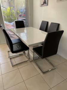 Extendable dining room table and 6 chairs