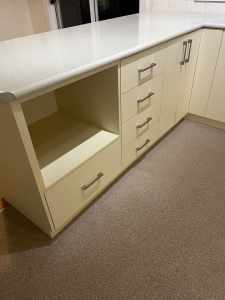 L shaped kitchen including separate pantry
