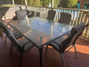 Large outdoor setting - Glass table and 6 chairs with cushions