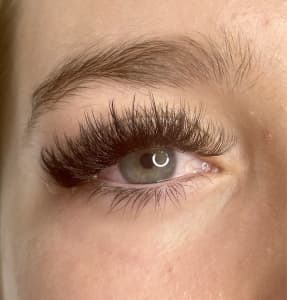 Eyelashes extensions 