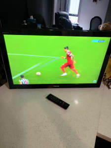 TV Toshiba 32SL700A LCD Color TV - with Remote Control in fantastic w