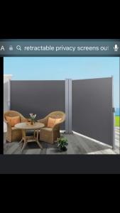 Retractable privacy screen