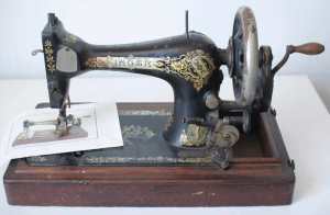 ANTIQUE SEWING MACHINE. SINGER. 1920S This machine doesnt have a ped