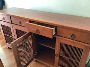 Well made side board cabinet. Suitable for a tv etc. 