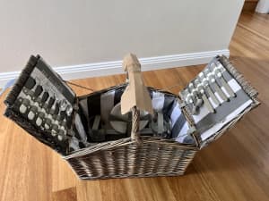 New picnic basket with serveware