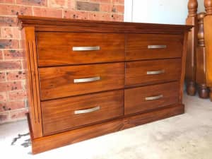 Excellent condition solid wood chest with6 drawers with metal runners