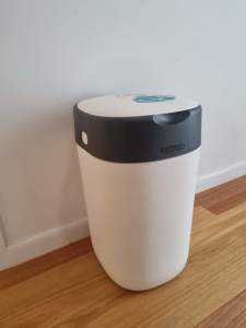 Tommee Tippee Twist and Click Nappy Disposal Unit. Includes 1 refill 