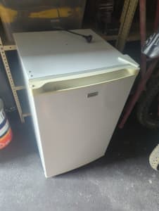 stirling fridge bar fridge 129L