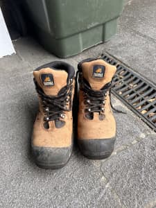 Work boots (mongrel)
