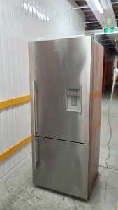 Free delivery F&P 442L fridge